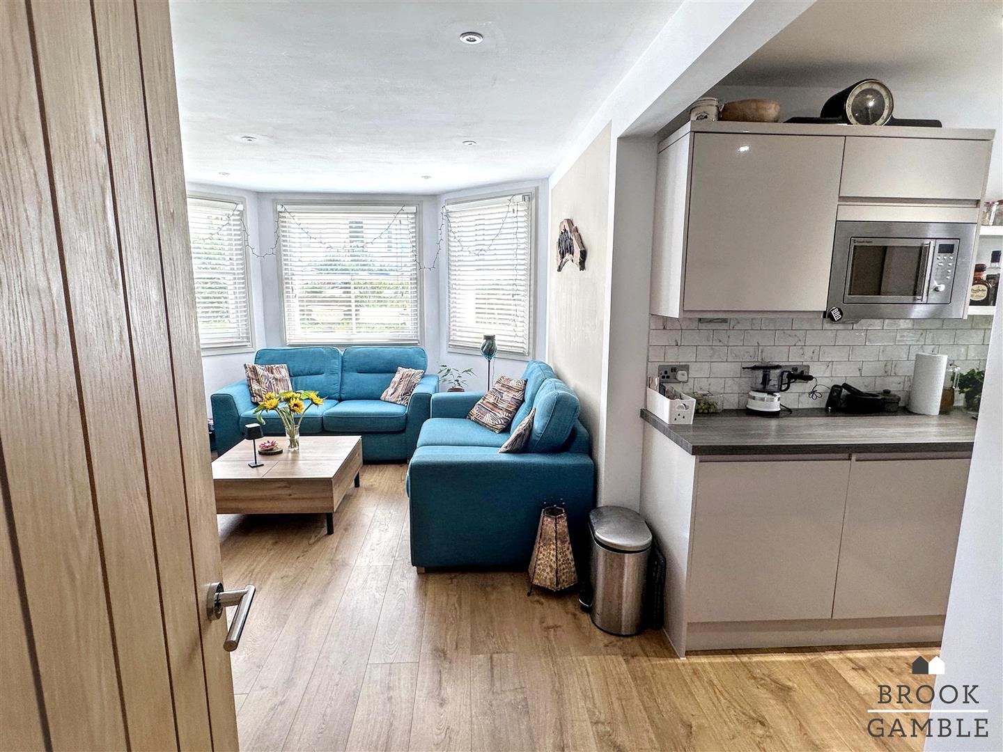 2 Bedroom Flat. Spencer Road in Eastbourne,  4